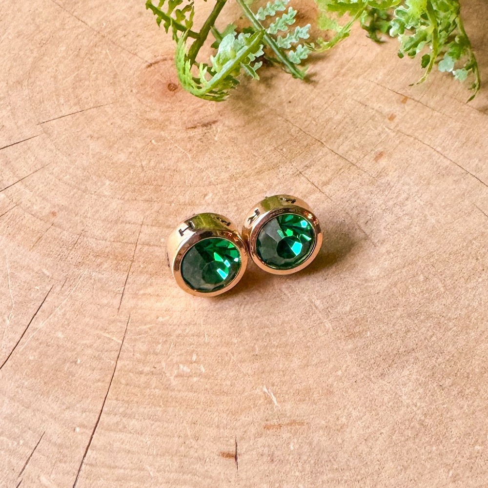 Tahari Round Emerald Green Glass Rhinestone Gold Stud Bezel Earrings - Picture 2 of 4